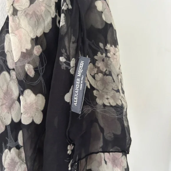 Alexander McQueen Black semi-sheer floral skull print scarf - Picture 5 of 9